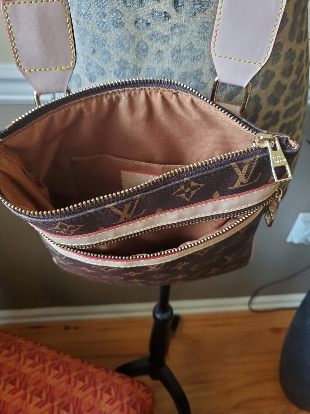 Cross Body Bag - Picture 2 of 9
